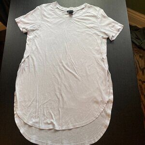 U2B SMALL T-SHIRT SIZE SMALL /WHITE- ROUNDED SIDE SLITS